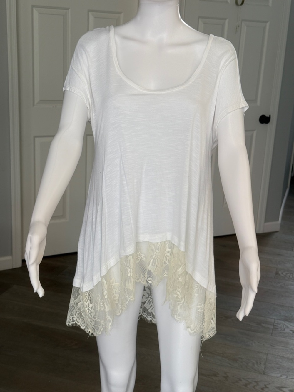 Abercrombie & Fitch White Short Sleeve Scoop Neck Hi-Low Lace Hem Women's Top-S